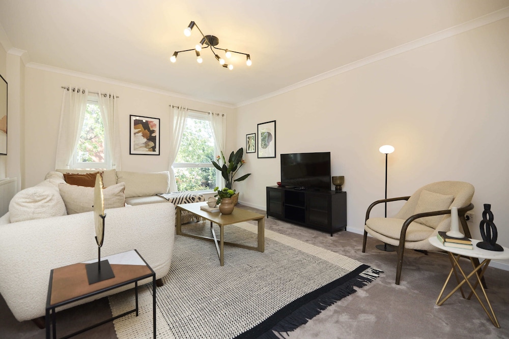 Chiswick Townhouse with Garden & Parking