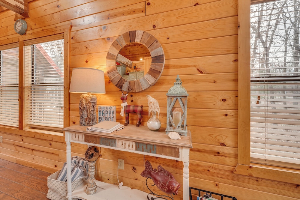 Hot Tub + Fire Pit: Broken Bow 'honeymoon Cabin'