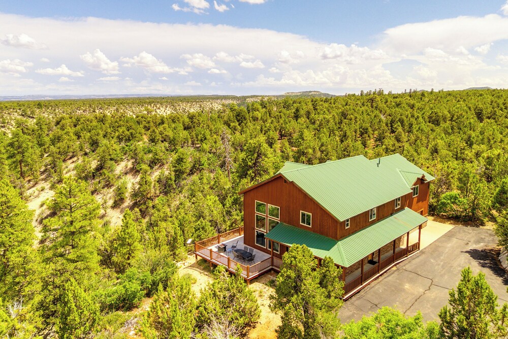 Hot Tub, Game Room: Mtn-view Cabin 9 Mi to Zion