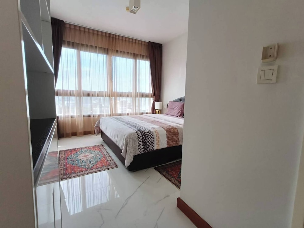 Luxury Large One Bedroom Seaview Serviced Apartment at Wongamat, Pattaya