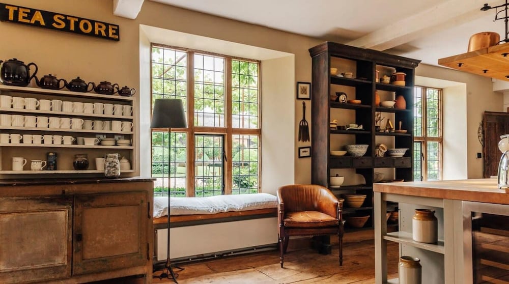 Lavish Tudor Hall Gardens - Sleeps 14 view 5
