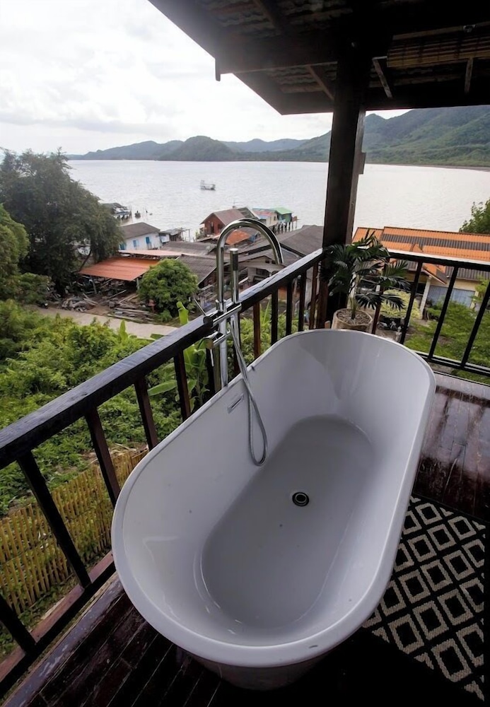Baan Lhong View Lay