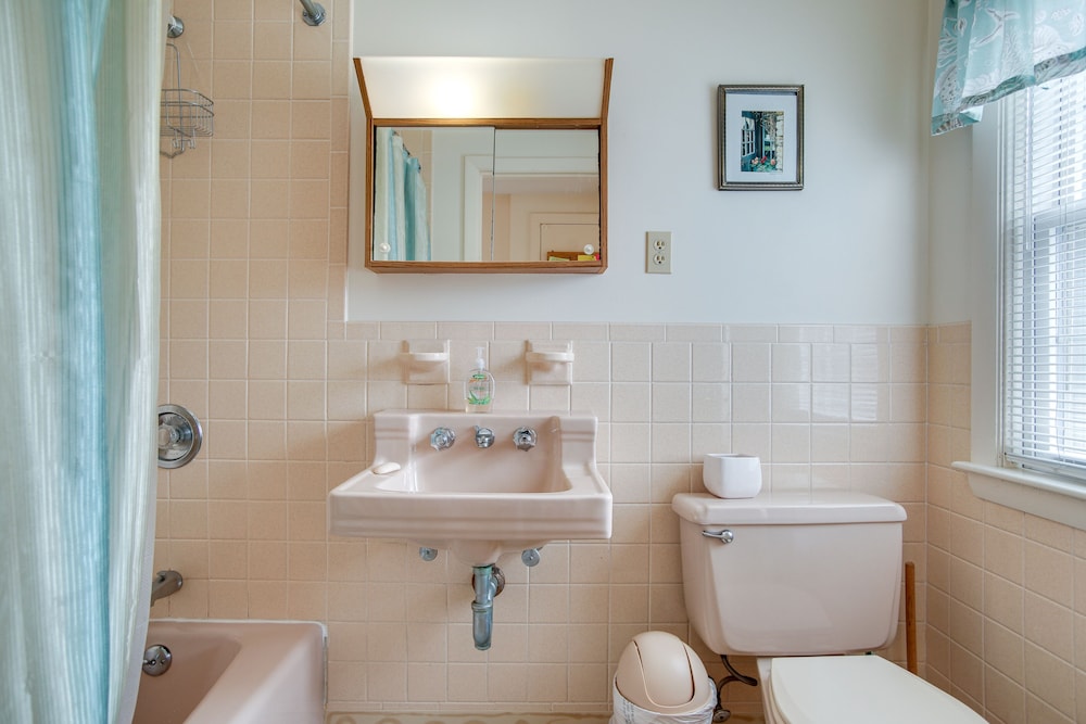 Walk to Beach: Chatham Getaway w/ Sunroom!