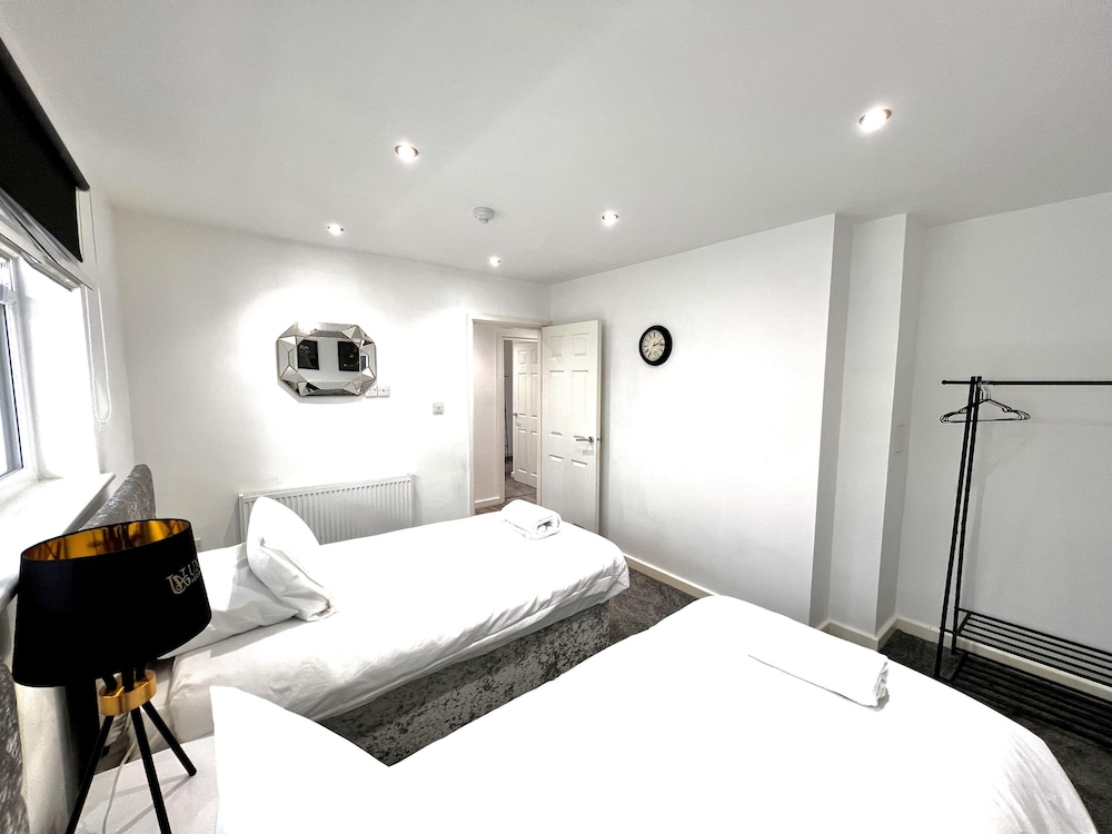Captivating 2-bed Apartment in Liverpool view 4