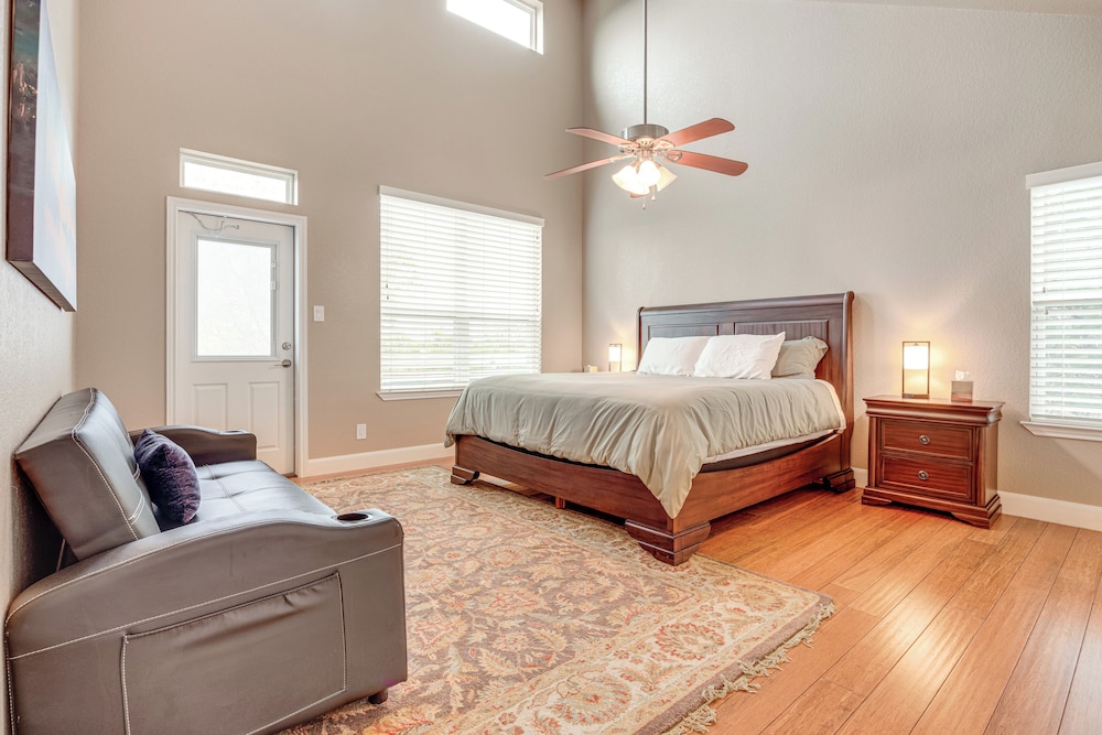 6 Mi to Water: Spacious Canyon Lake Home