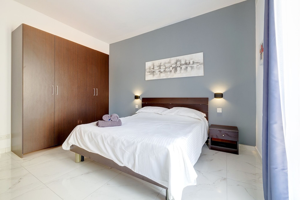 Modern 1BR Apartment Steps From the Promenade view 3