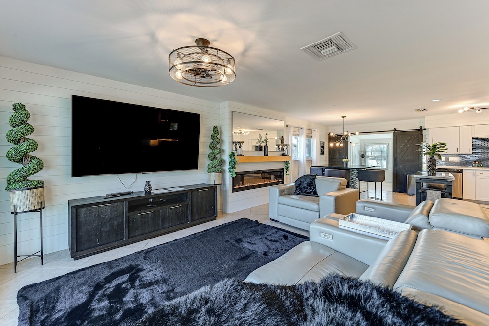1 Mi to Bonita Beach Park: Chic Canal-front Home!