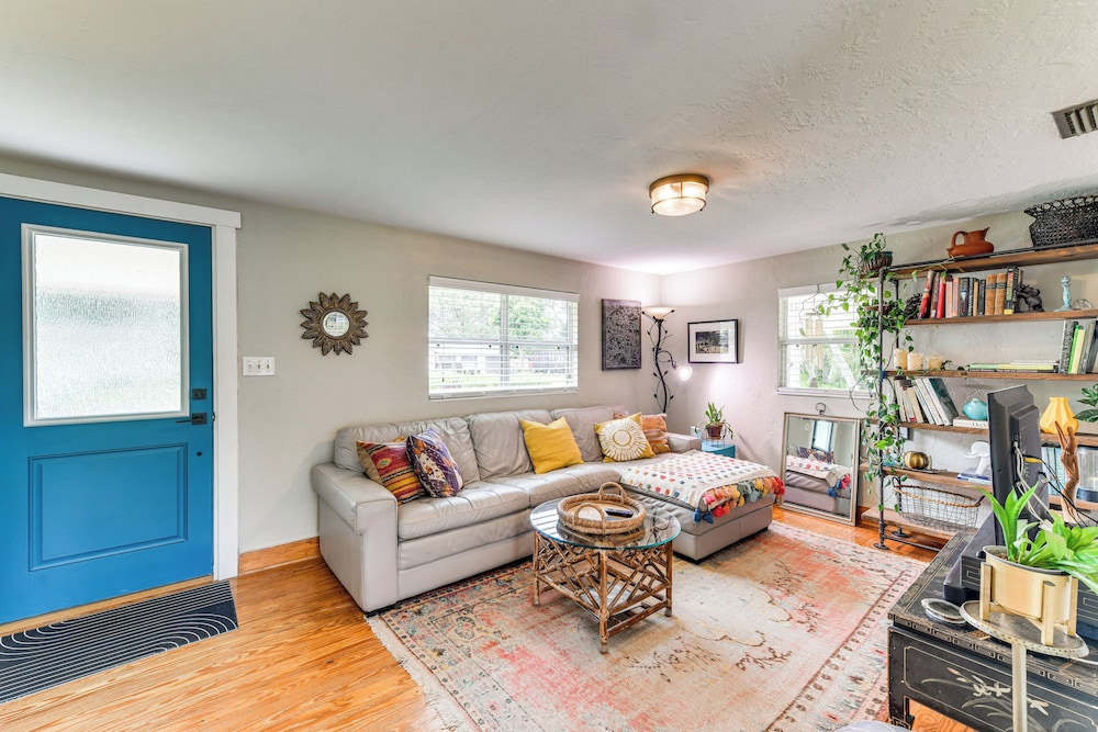 < 3 Mi to Dtwn: Pet-friendly Sarasota Stay w/ Yard