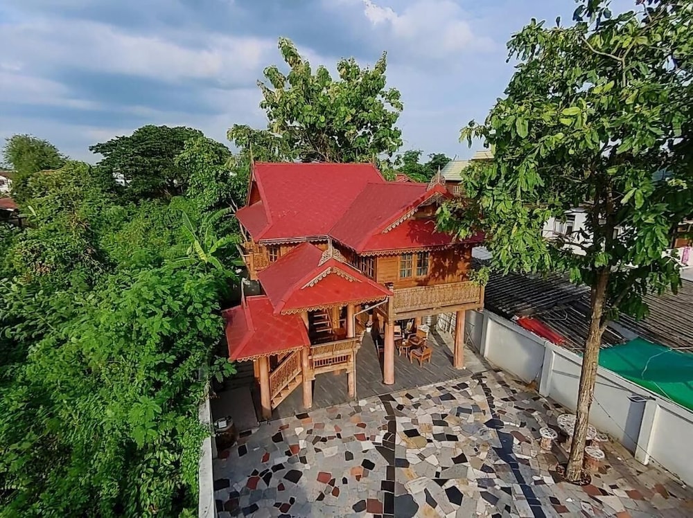 300 Years Old Wooden House w 3 Bedrooms and big Yard