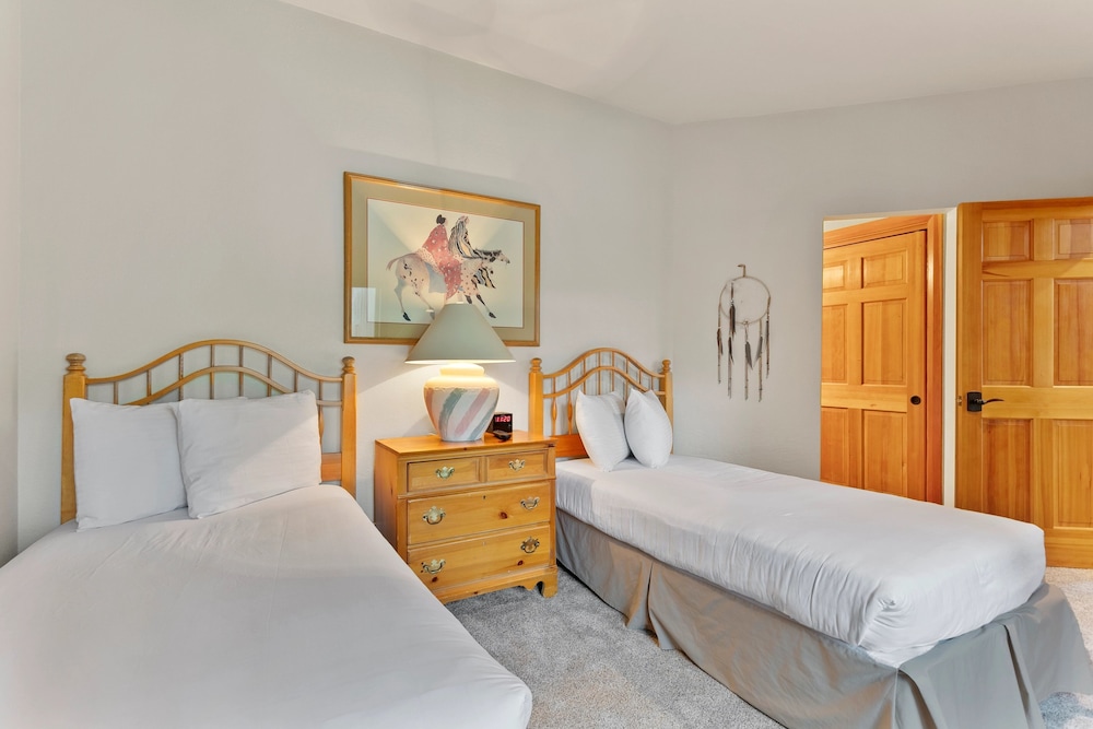 Queen Esther Drive Home at Deer Valley Resort - 4 Bedroom Home with Hot Tub #2436 4 Condo