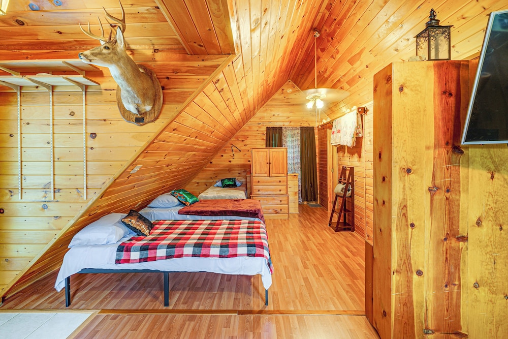 Hot Tub + Pet Friendly: Quiet French Creek Getaway