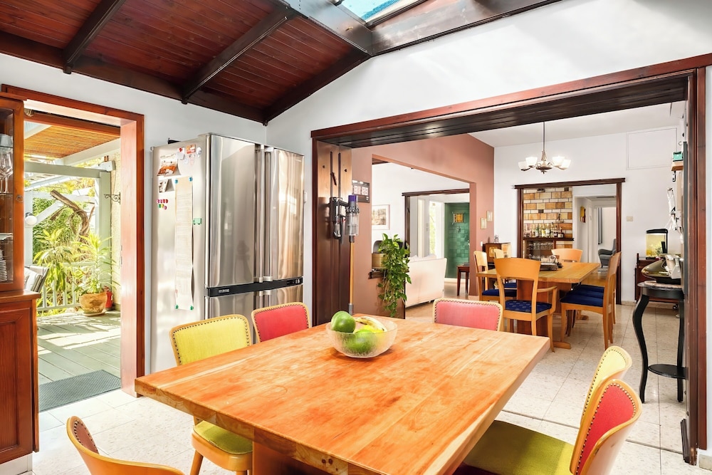 Relax in a Garden Oasis by Sea N' Rent