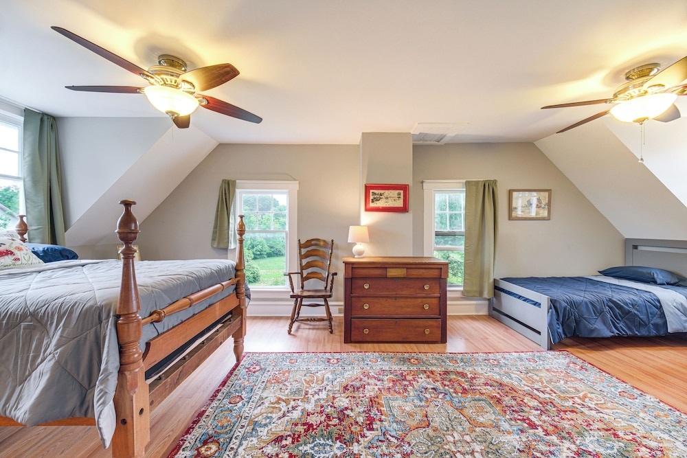 2 Mi to Chardon Square: Spacious Farmhouse