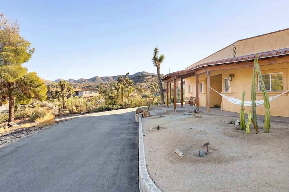 Casa Amarilla- Hot Tub,firepit,bbq &fantastic Yard For Families 4 Bedroom Home by RedAwning