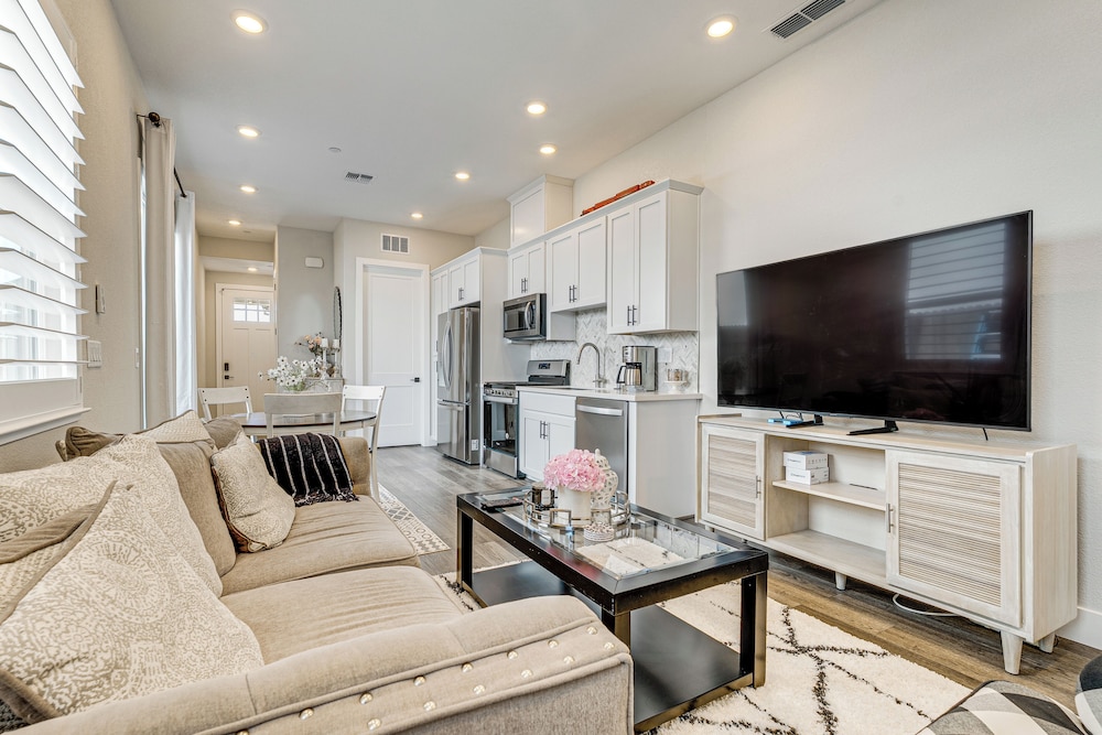 Fenced-in Yard: Apt 7 Mi to Westfield Galleria