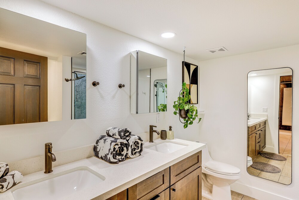 Modern Scottsdale Townhome w/ Heated Pool Access