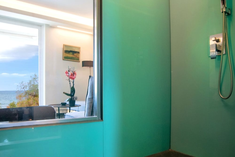 Vouliagmeni Kavouri Beachfront Apartment