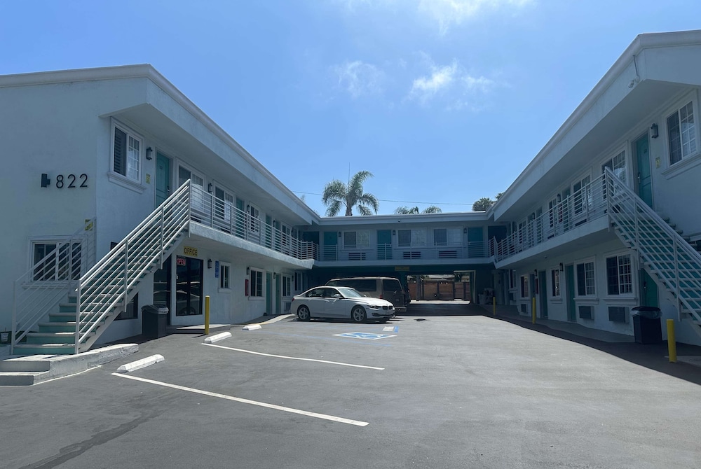 Hotel Super 8 by Wyndham Oceanside Downtown