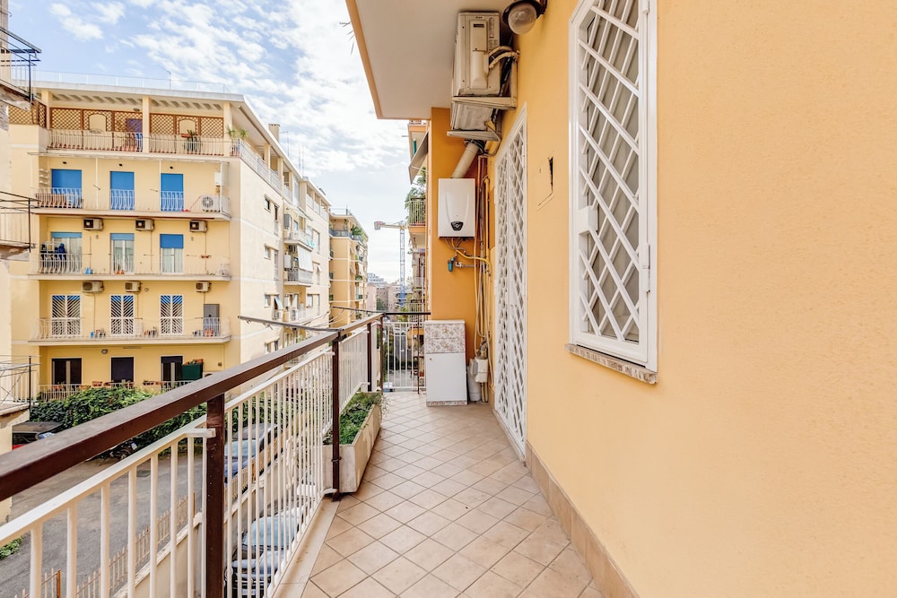 Cozy 2-Bedroom Flat with Balcony