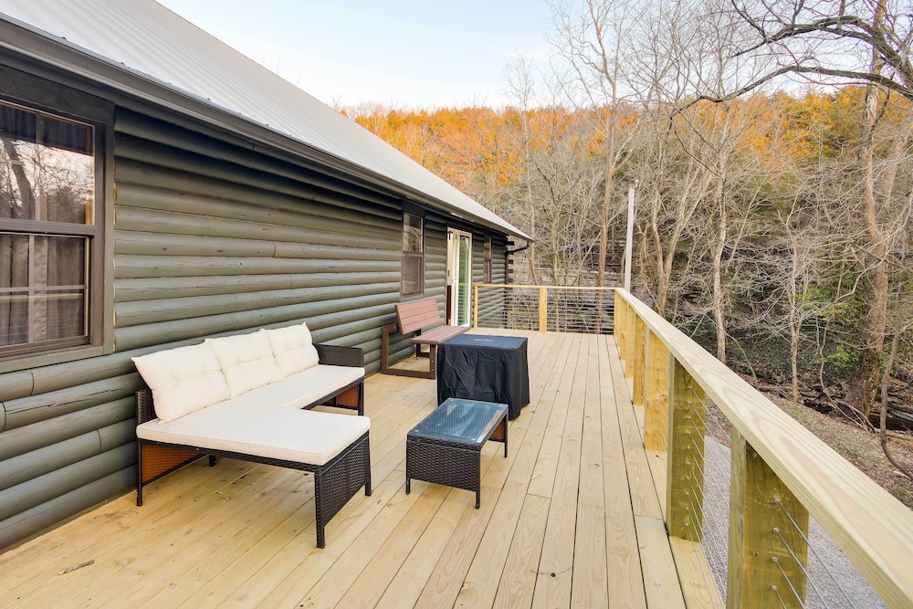 Tranquil Creekside Hideout: Families Welcome! view 2