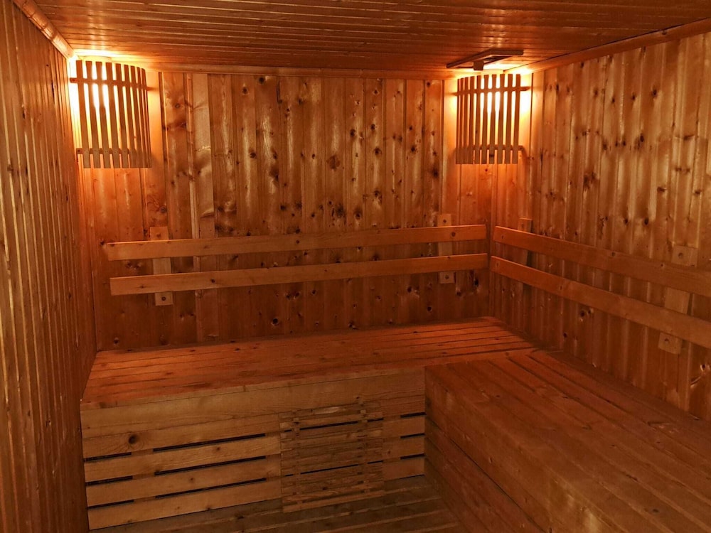 5A - 2 Bedroom Downtown Apartment With Shared Pool