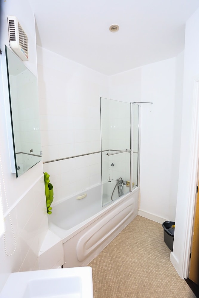 Modern 2 Bedroom Apartment