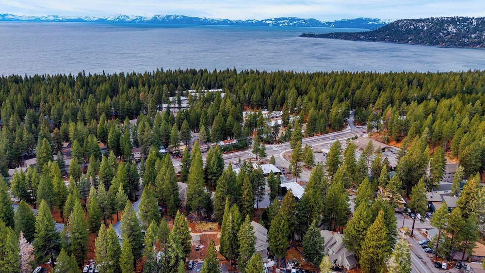 Crystal Pines Cozy Lake Tahoe Escape With Fully Equipped Kitchen and Balcony Views