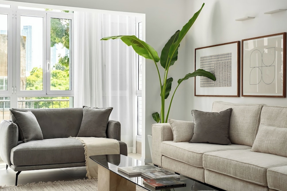 Central & Bright Getaway by Sea N' Rent