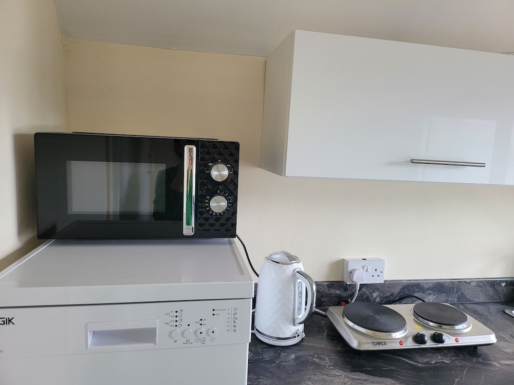 Apartment - Sleeps 2 - Parking - Near Station view 4