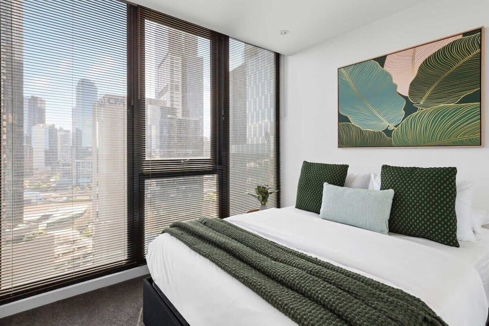 A Modern 2BR Apt With City Views, Free Parking