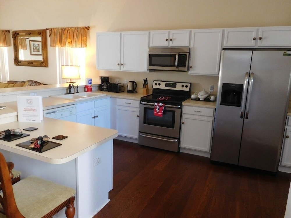 Palm Lake Villa 6 Bedroom Home