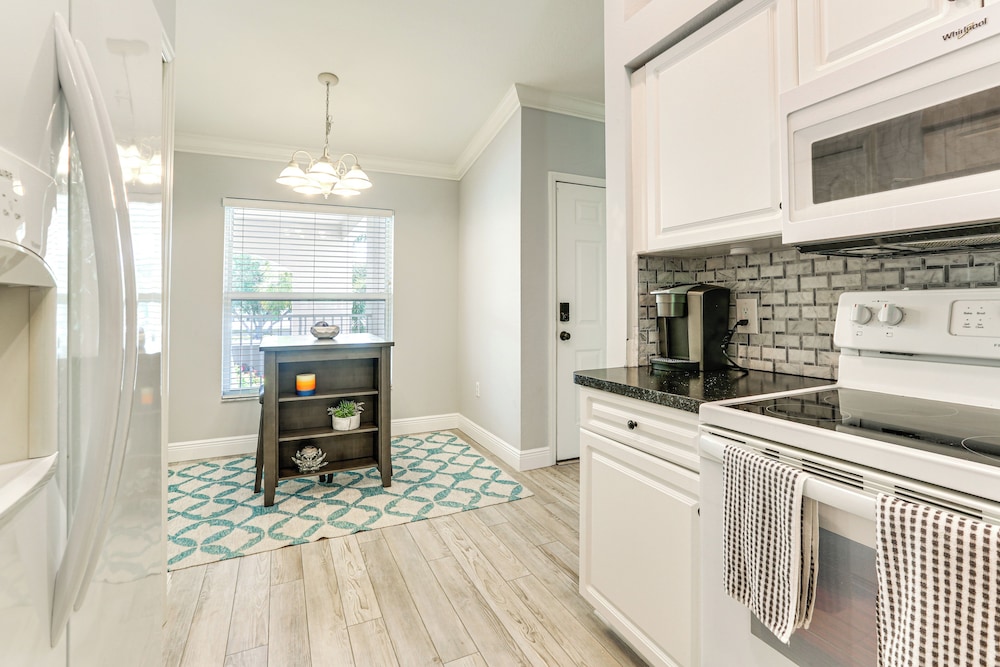 Lake View & Screened Balcony: Estero Getaway!