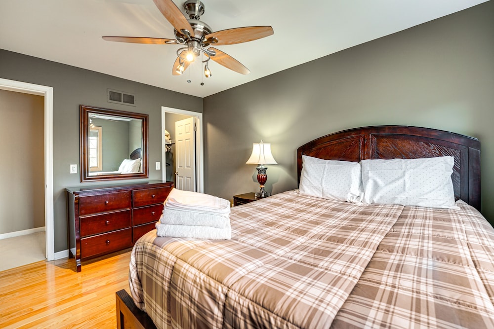 Detroit Vacations - Sterling Heights Getaway w/ Fire Pit! - Property Image 3