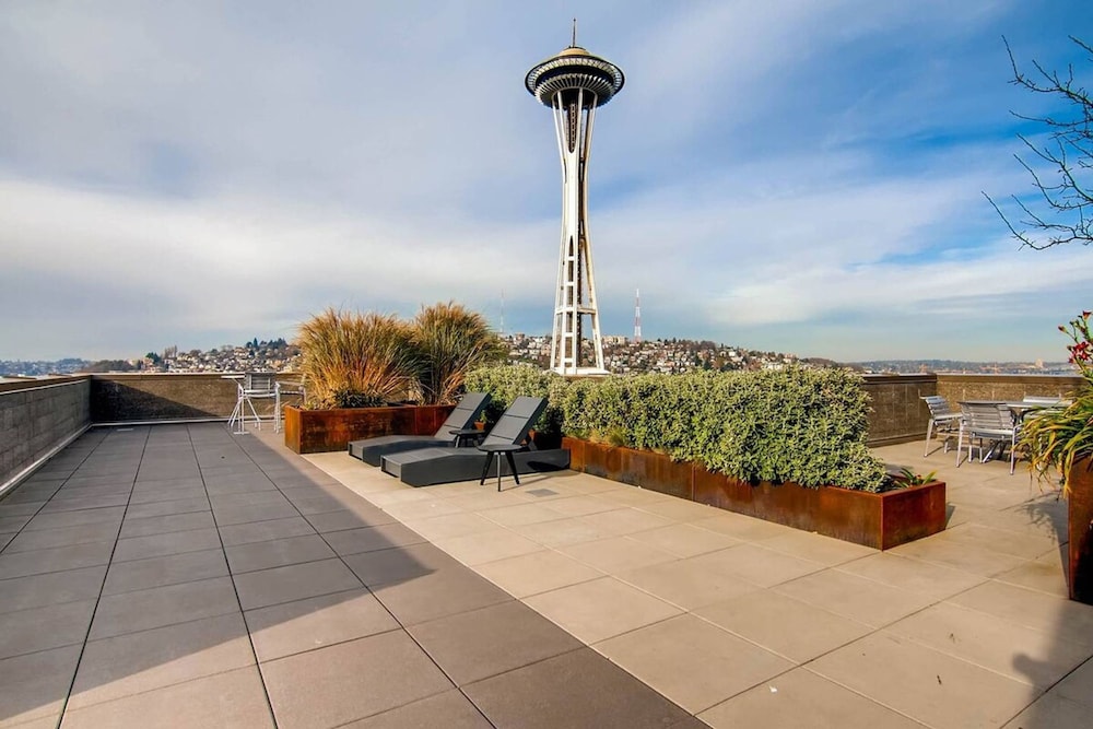 1 Location 2BR Across From Space Needle -vr1