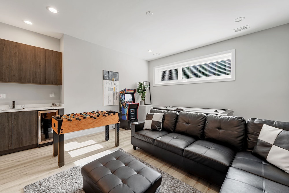 Magnificent NEW Home w 8 Beds Free Parking