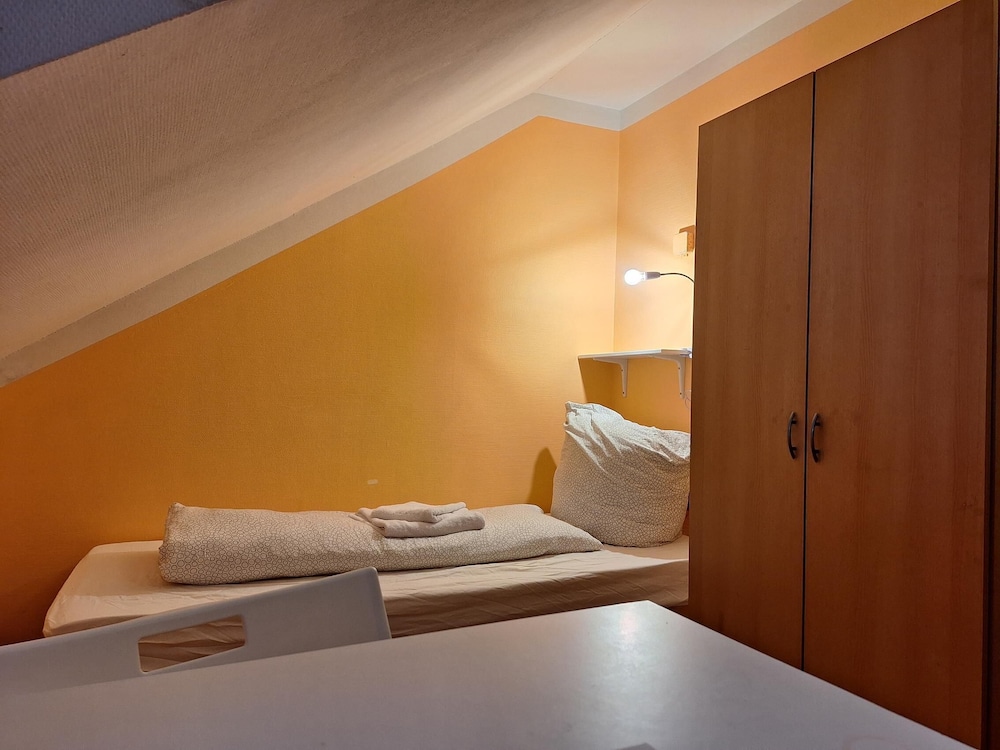 2-Rent Group Hostel Rooms AUB162