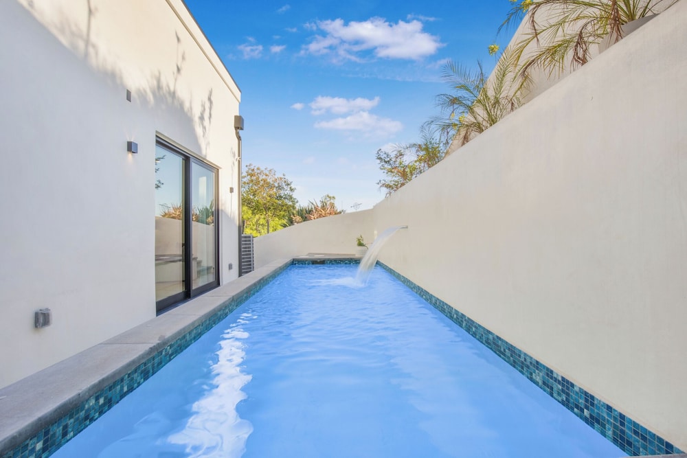 Belden Modern Villa - Iconic Hollywood Hills Retreat