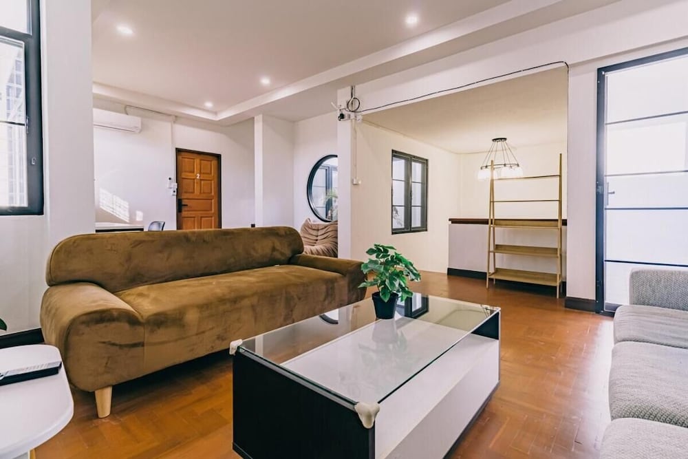 Modern Family House - 4 Bedrooms 5 Mins From Old Town With Gallery - Deja Home