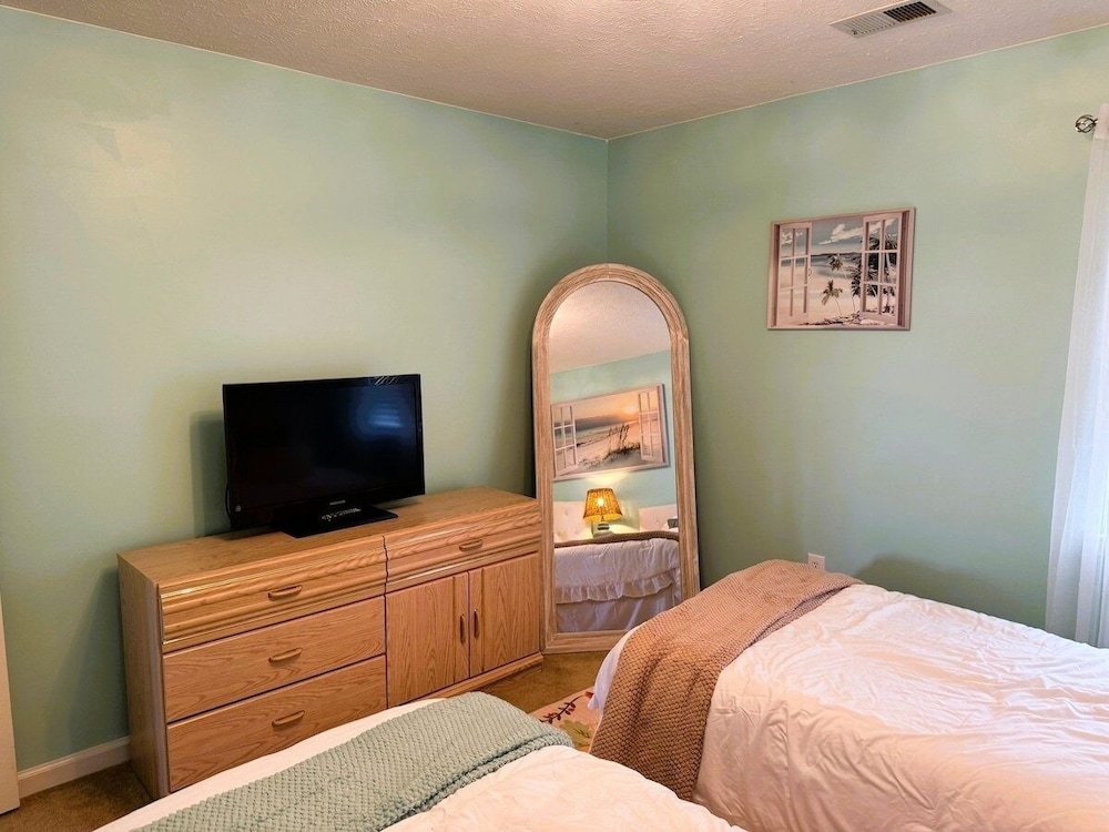 Waterway Village 27f 2 Bedroom Condo