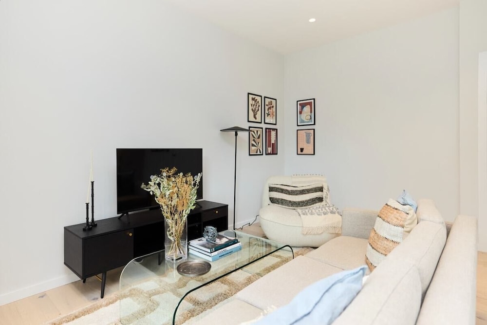 The Brondesbury Quarters - Modern 2bdr Flat With Balcony + Parking