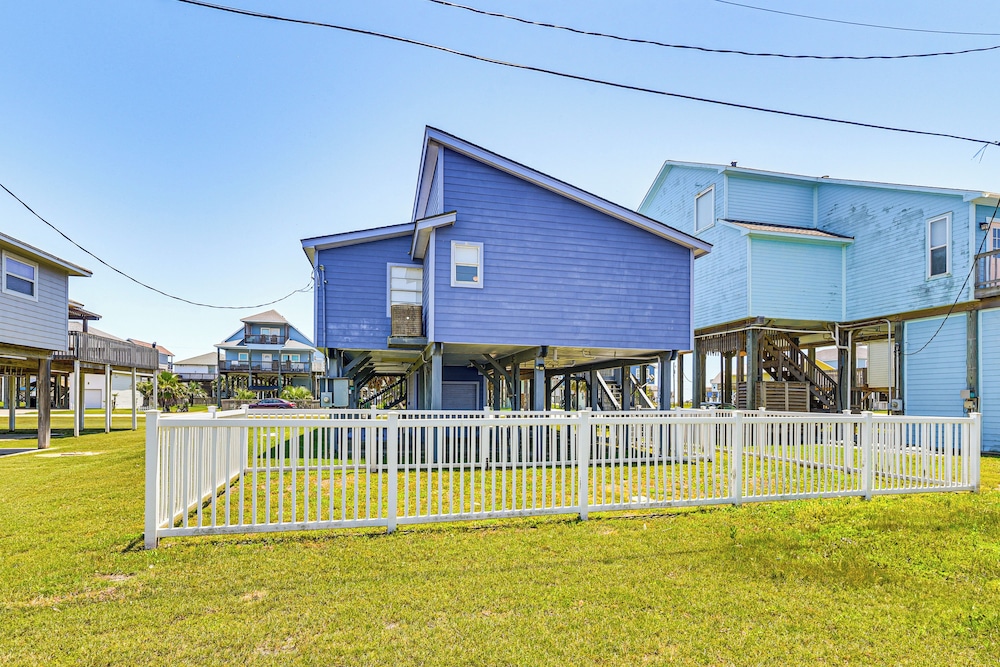 Walk to Beach: Ocean-view Home w/ Deck in Freeport
