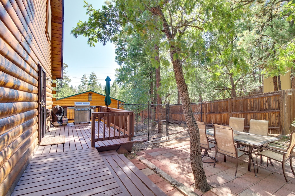 Hot Tub + Decks: Sherwood Forest Cabin