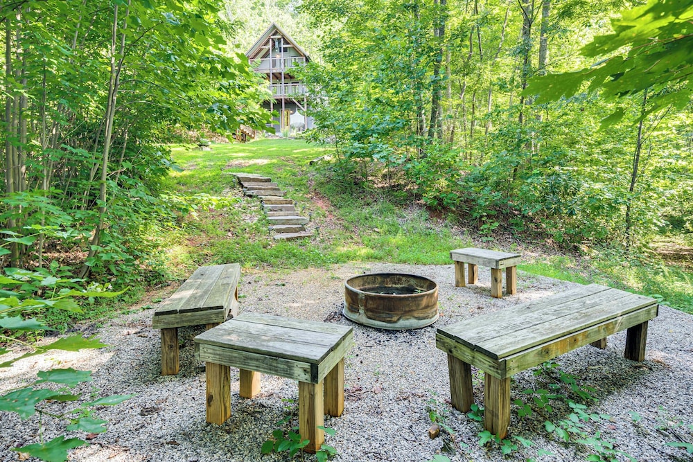 Hot Tub & Mtn Views: Modern Old Fort Hideaway!