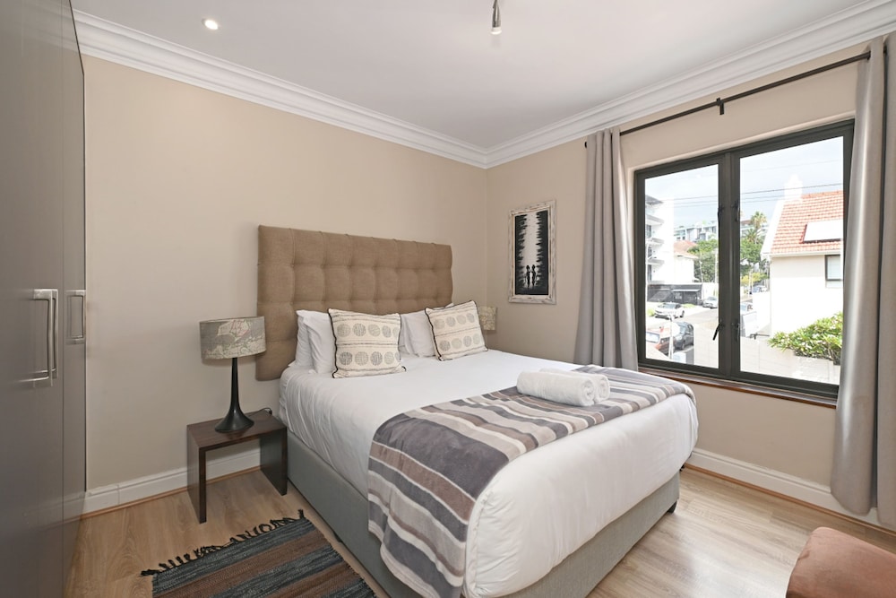 Sunny Sea Point Apartment With Private Balcony