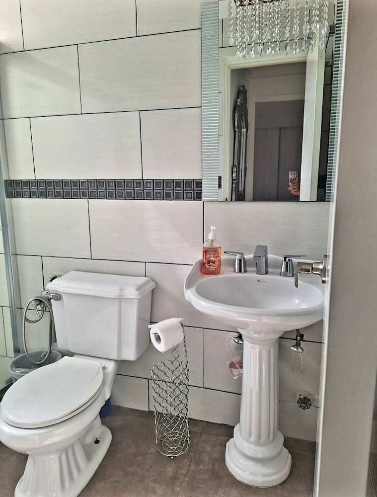 Spacious, Renovated, 2Hb in Style and With Pool