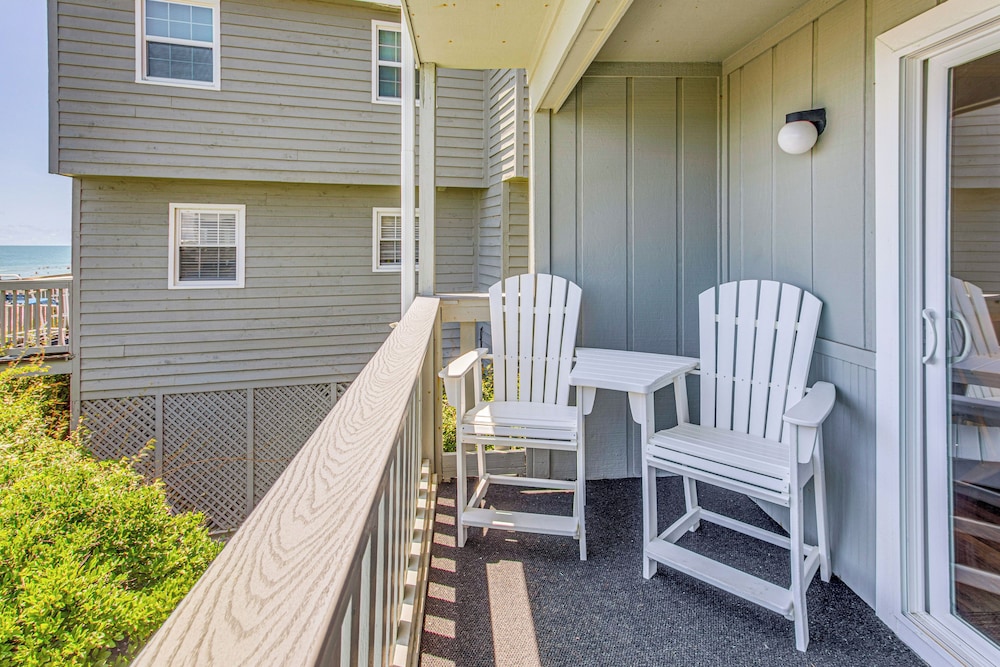 Beachfront Oasis w/ Pool Access in Surfside Beach!