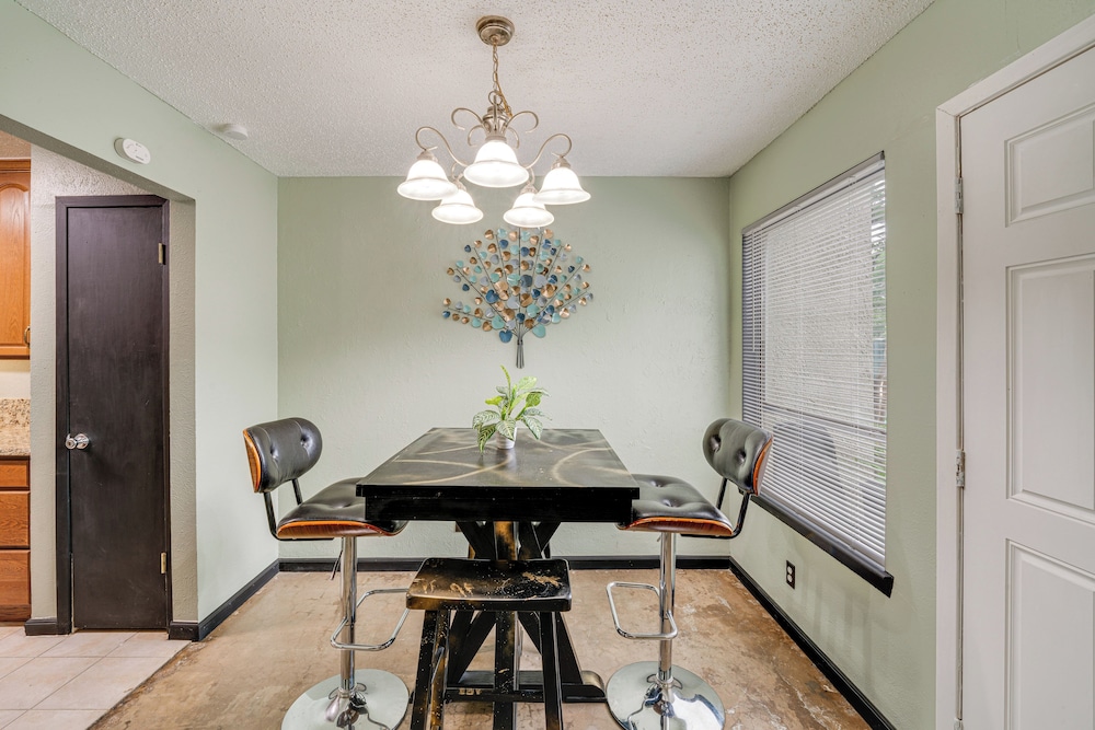 3 Mi to Dtwn Dallas: Condo w/ Walkable Location!