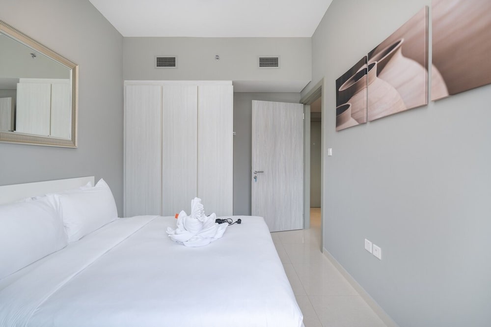Stylish 1-bedroom Apartment With Stunning Canal Views at Business Bay