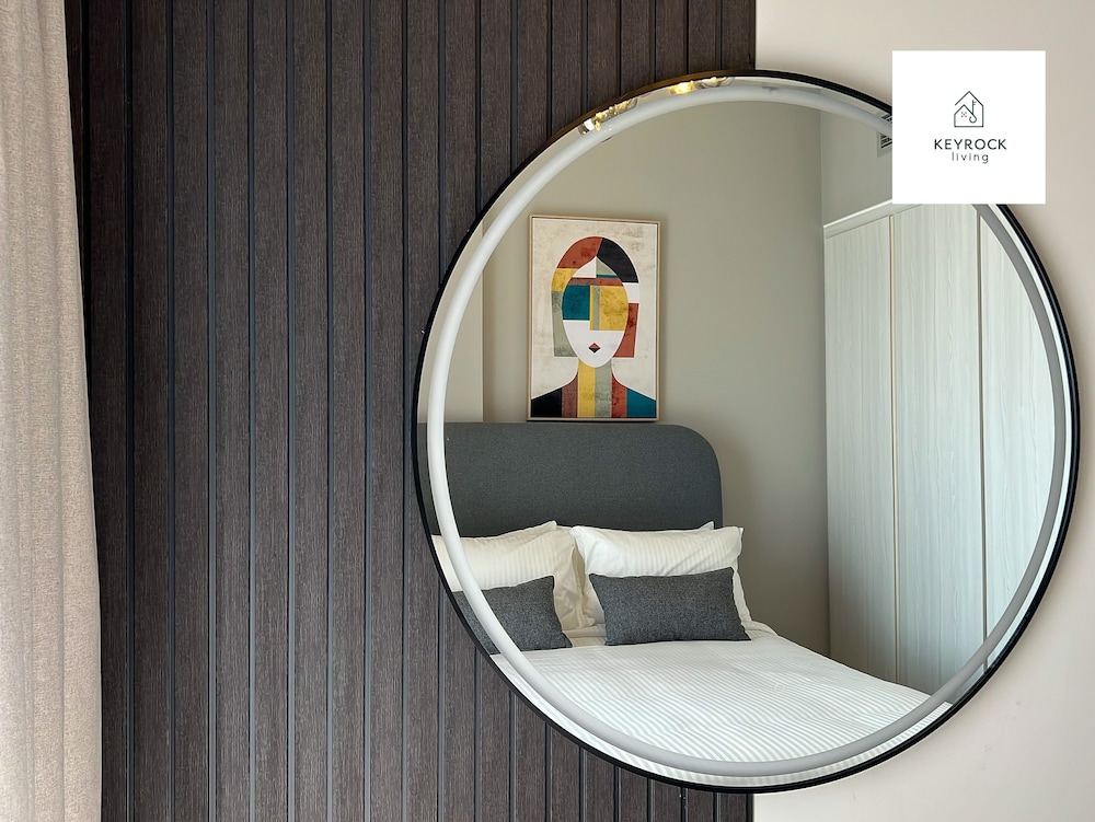 KeyRock Living - Elegant Lake View Apt