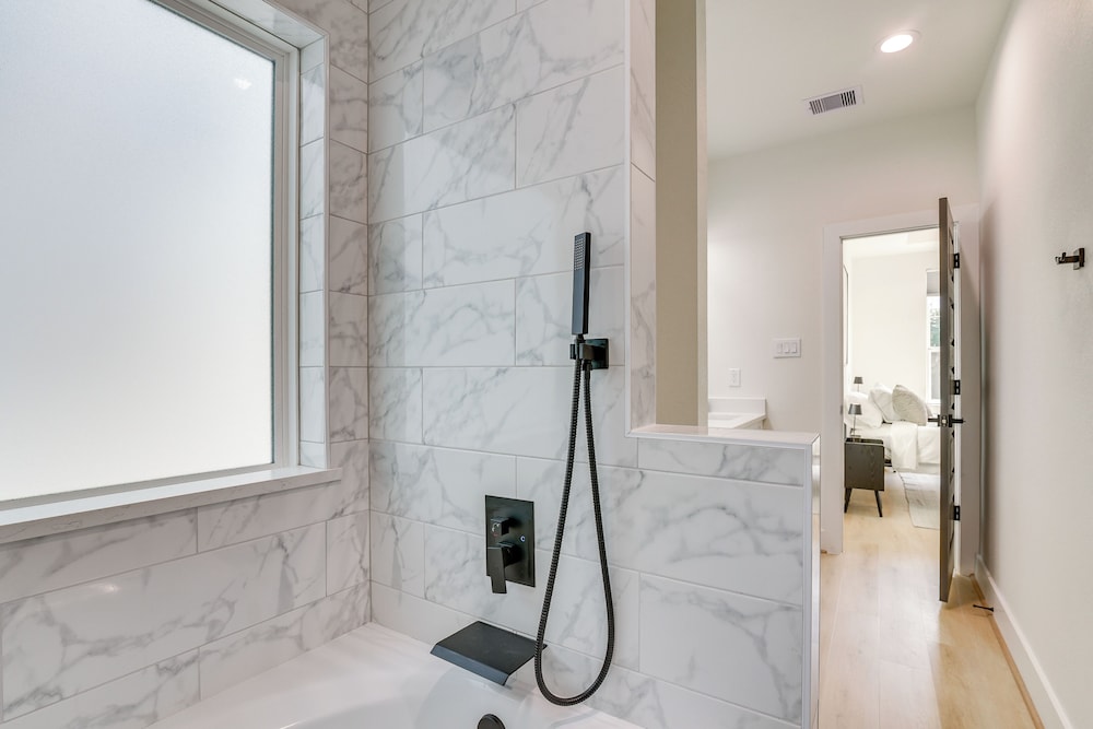 East Downtown Walkability! Modern Houston Townhome
